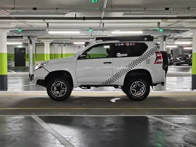 Toyota Land Cruiser 3.0 D-4D Linea Profi — SUV robuste, transmission manuelle, 12 mois de garantie — côté