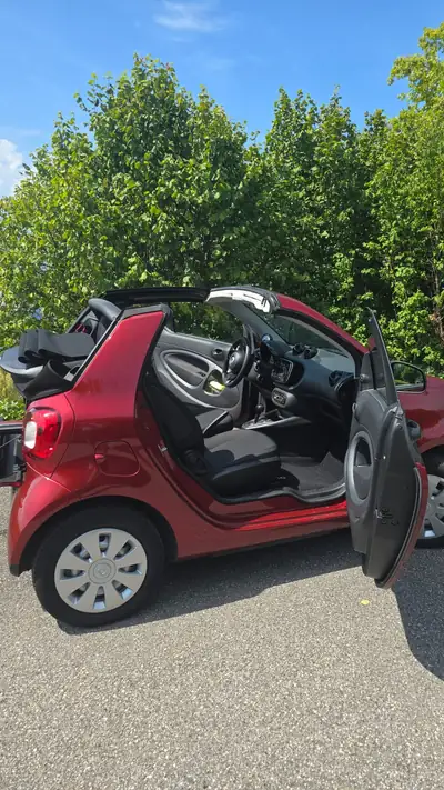 Smart ForTwo EQ 2023 — Cabriolet électrique compact, 11 700 km seulement — Miniature 9