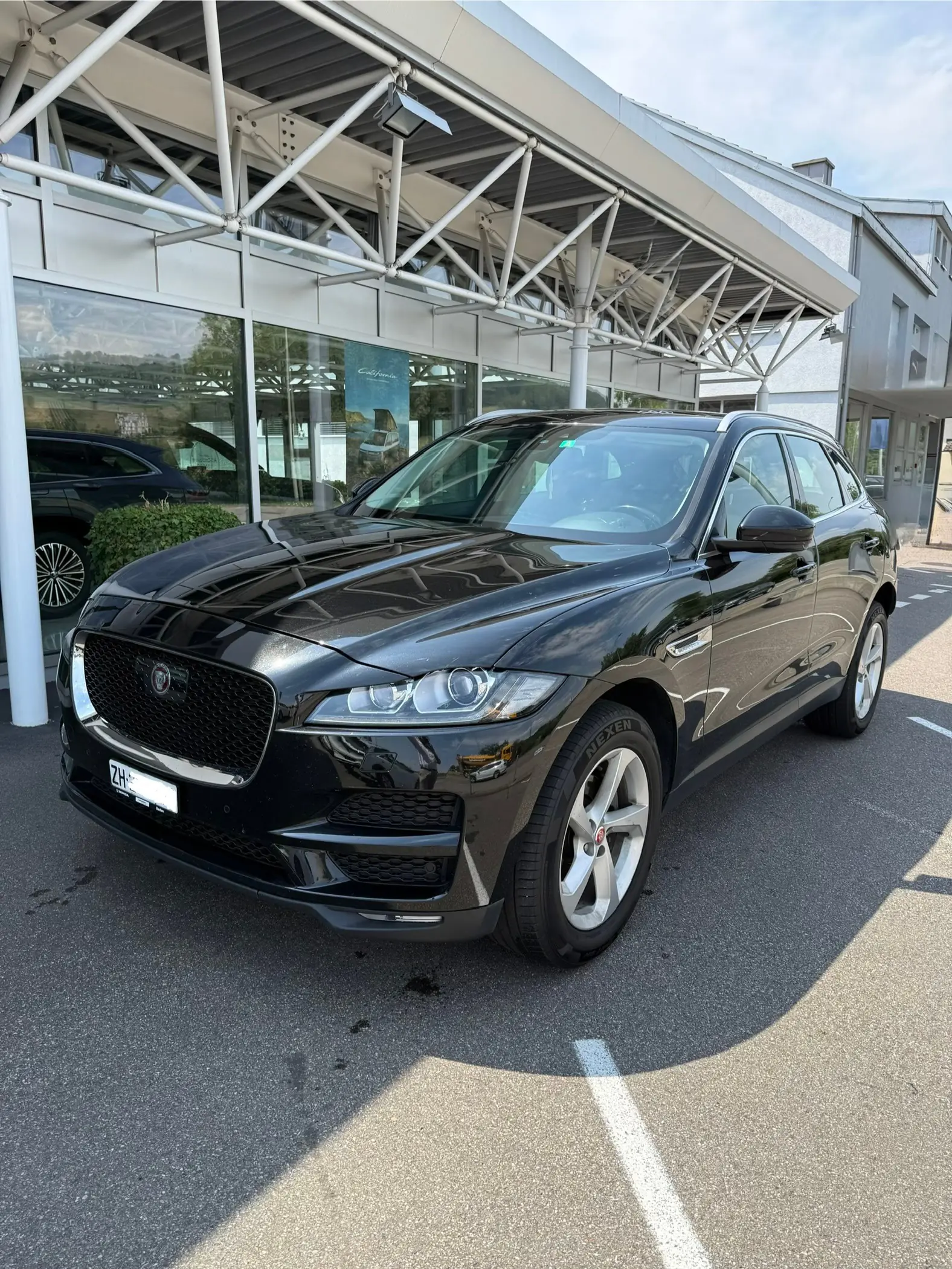 Jaguar F-PACE 2.0 D 240 Advantage AWD — SUV premium diesel, toit panoramique, sans sinistre — vue extérieure