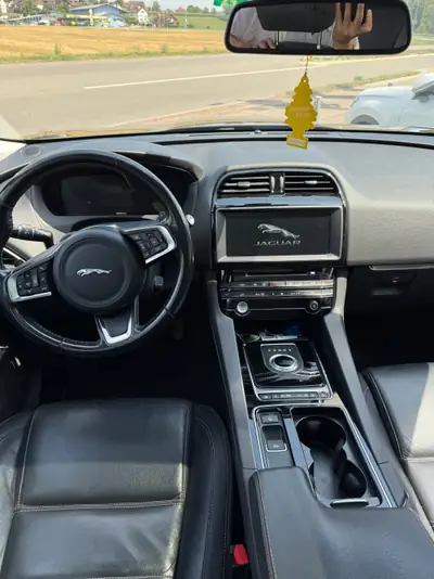 Jaguar F-PACE 2.0 D 240 Advantage AWD — SUV premium diesel, toit panoramique, sans sinistre — Miniature 11