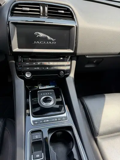 Jaguar F-PACE 2.0 D 240 Advantage AWD — SUV premium diesel, toit panoramique, sans sinistre — Miniature 13