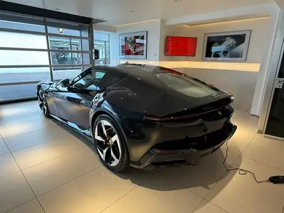 Ferrari 12Cilindri — Coupé V12 825 ch, exemplaire bas kilométrage — Seitenansicht