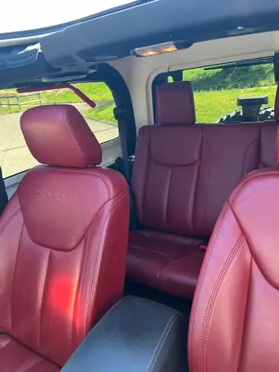 Jeep Wrangler 3.6 V6 Rubicon — Légende 4x4, motorisation musclée et intérieur rouge signature — Armaturenbrett