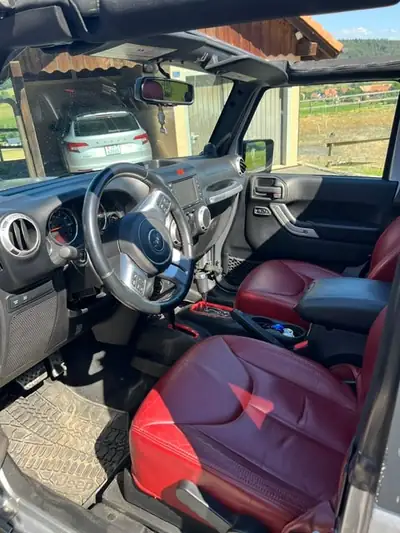 Jeep Wrangler 3.6 V6 Rubicon — Légende 4x4, motorisation musclée et intérieur rouge signature — Innenraum