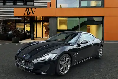 Maserati GranTurismo 4.7 V8 Sport — Coupé italien haute performance, 38'900 km seulement — side view