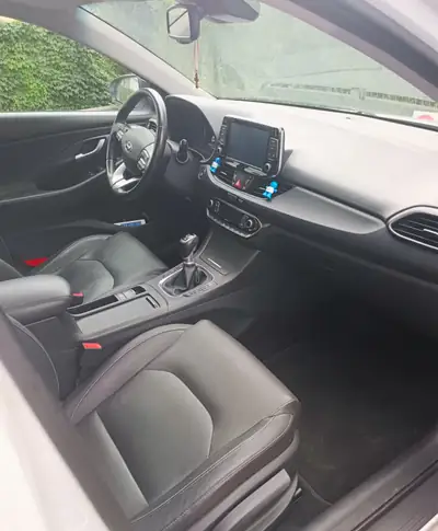 Hyundai i30 1.6 CRDi 136 PS — Berline fiable, faible consommation, équipement complet — dashboard
