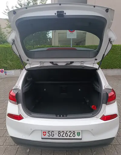 Hyundai i30 1.6 CRDi 136 PS — Berline fiable, faible consommation, équipement complet — Thumbnail 9