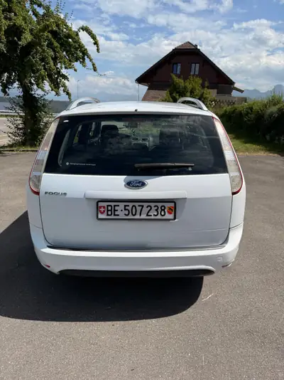 Ford Focus 1.8i — Break pratique, moteur fiable et sans sinistre — Heckansicht