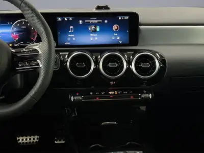 Mercedes-Benz Classe A 220 AMG Line — Berline compacte hybride, 20 km seulement — Thumbnail 15