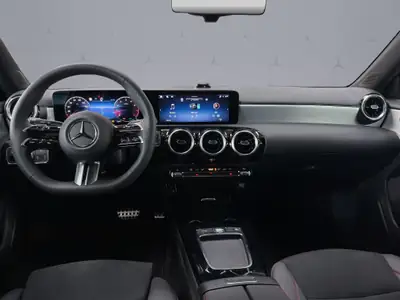 Mercedes-Benz Classe A 220 AMG Line — Berline compacte hybride, 20 km seulement — Thumbnail 14