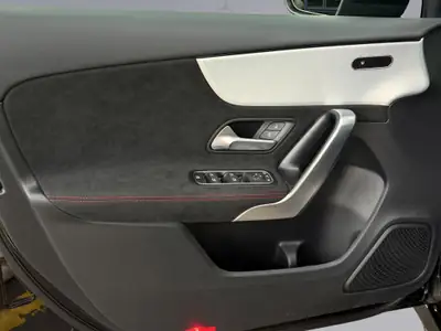 Mercedes-Benz Classe A 220 AMG Line — Berline compacte hybride, 20 km seulement — Thumbnail 16