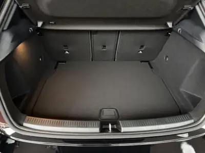 Mercedes-Benz Classe A 220 AMG Line — Berline compacte hybride, 20 km seulement — Thumbnail 19