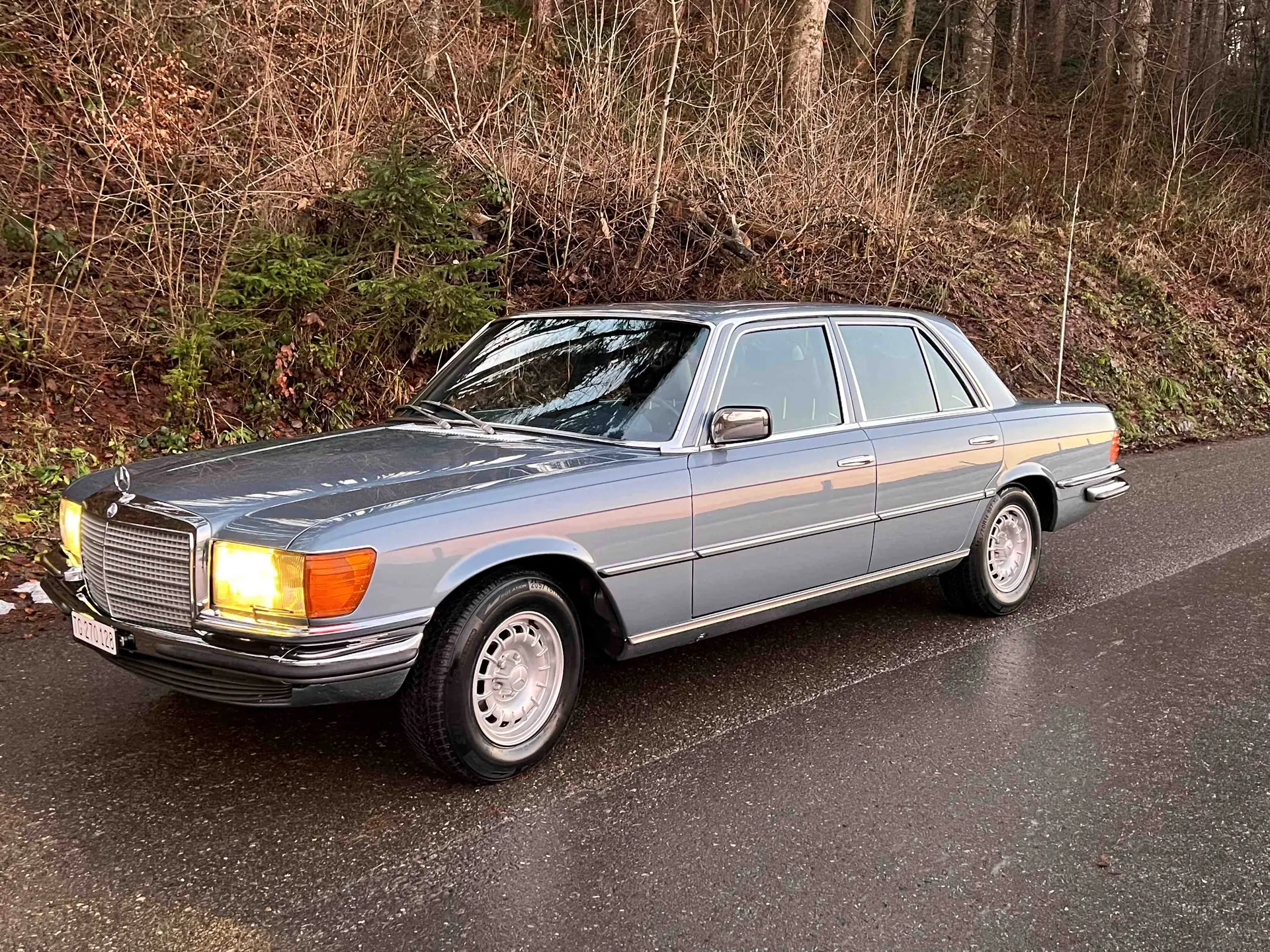 Mercedes-Benz 450 SE W116 1979 — Berline de prestige aux 218 ch, histoire automobile authentique — vue extérieure