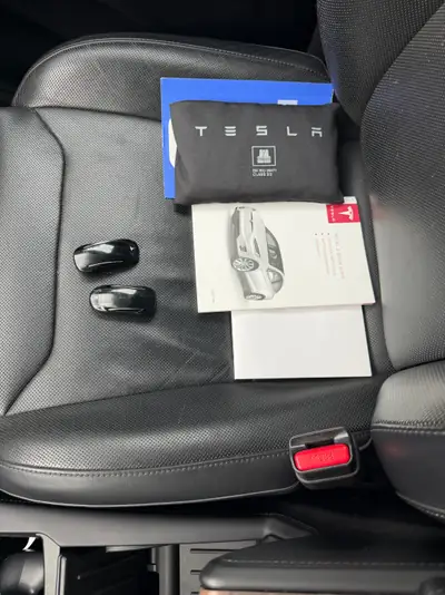 Tesla Model X 75D — SUV électrique 7 places, Autopilot complet, batterie 90% — rear view