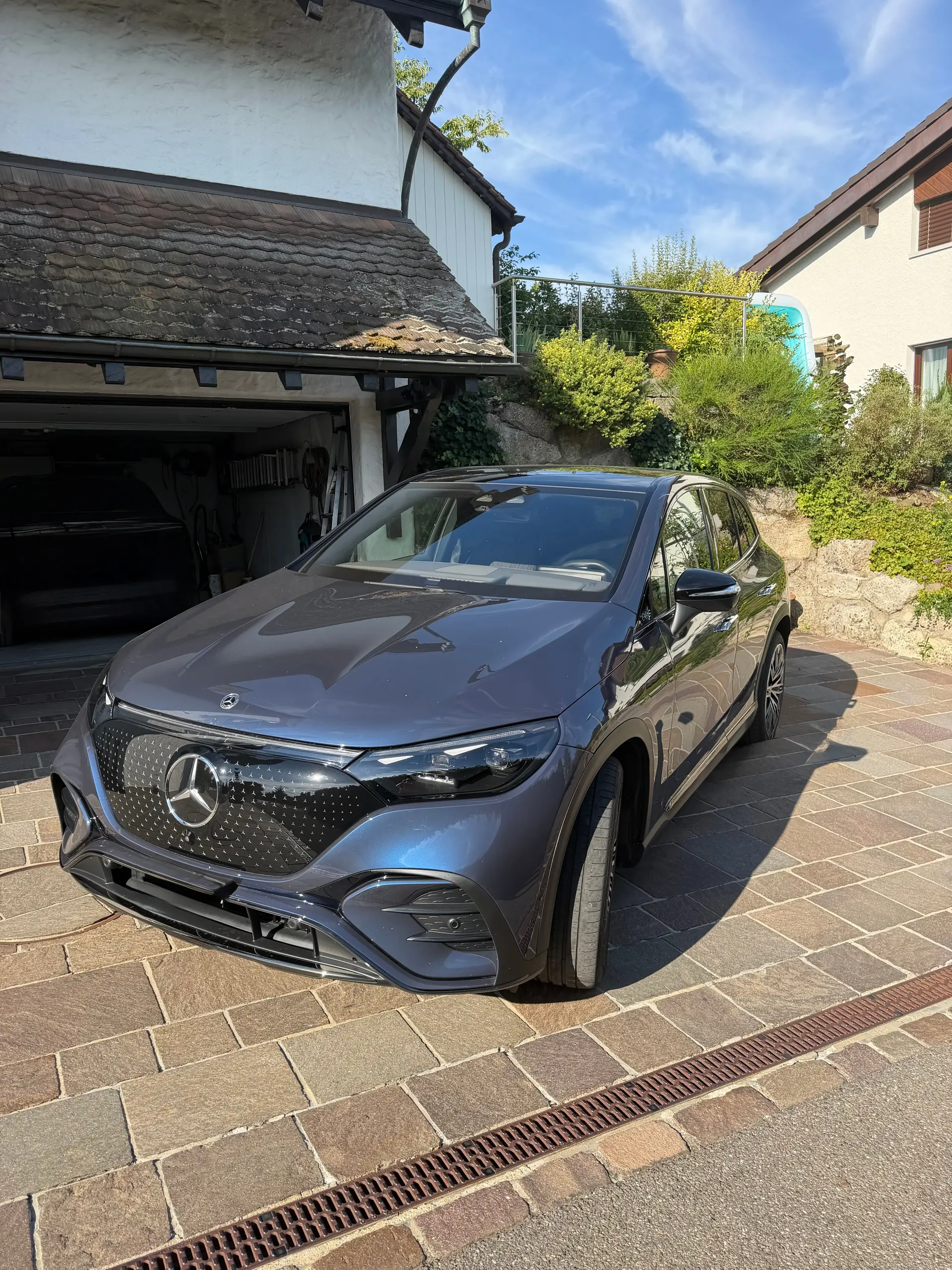 Mercedes-Benz EQE 500 Executive AMG Line 4matic — Berline électrique premium, 23 500 km — vista esterna