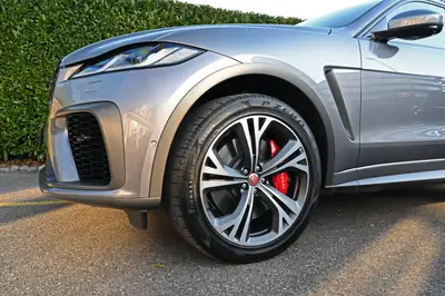 Jaguar F-Pace 5.0 V8 SVR P550 AWD — Puissance brute et élégance britannique — interior