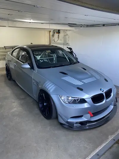 BMW M3 Coupé 2009 — Rennwagen haute performance, 73 000 km seulement — vue extérieure