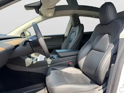 Tesla Model Y Long Range 2022 — SUV électrique haute performance, 77 300 km — Thumbnail 9
