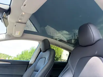 Tesla Model Y Long Range 2022 — SUV électrique haute performance, 77 300 km — Thumbnail 10