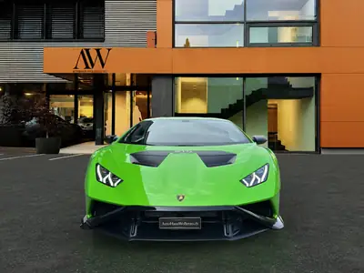 Lamborghini Huracán STO Coupé 2024 — Supercar de prestige, seulement 9'000 km — side view