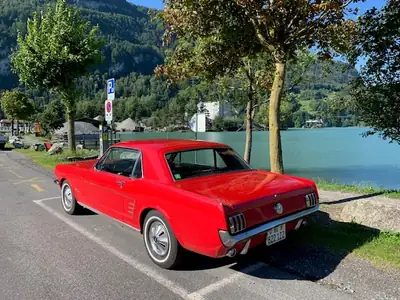 Ford Mustang 1965 — Légende américaine, coupé iconique rouge et noir — Seitenansicht