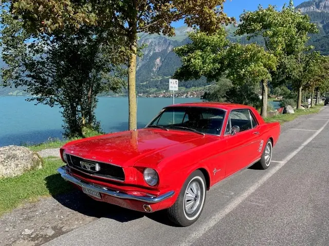 Ford Mustang 1965 — Légende américaine, coupé iconique rouge et noir — Außenansicht