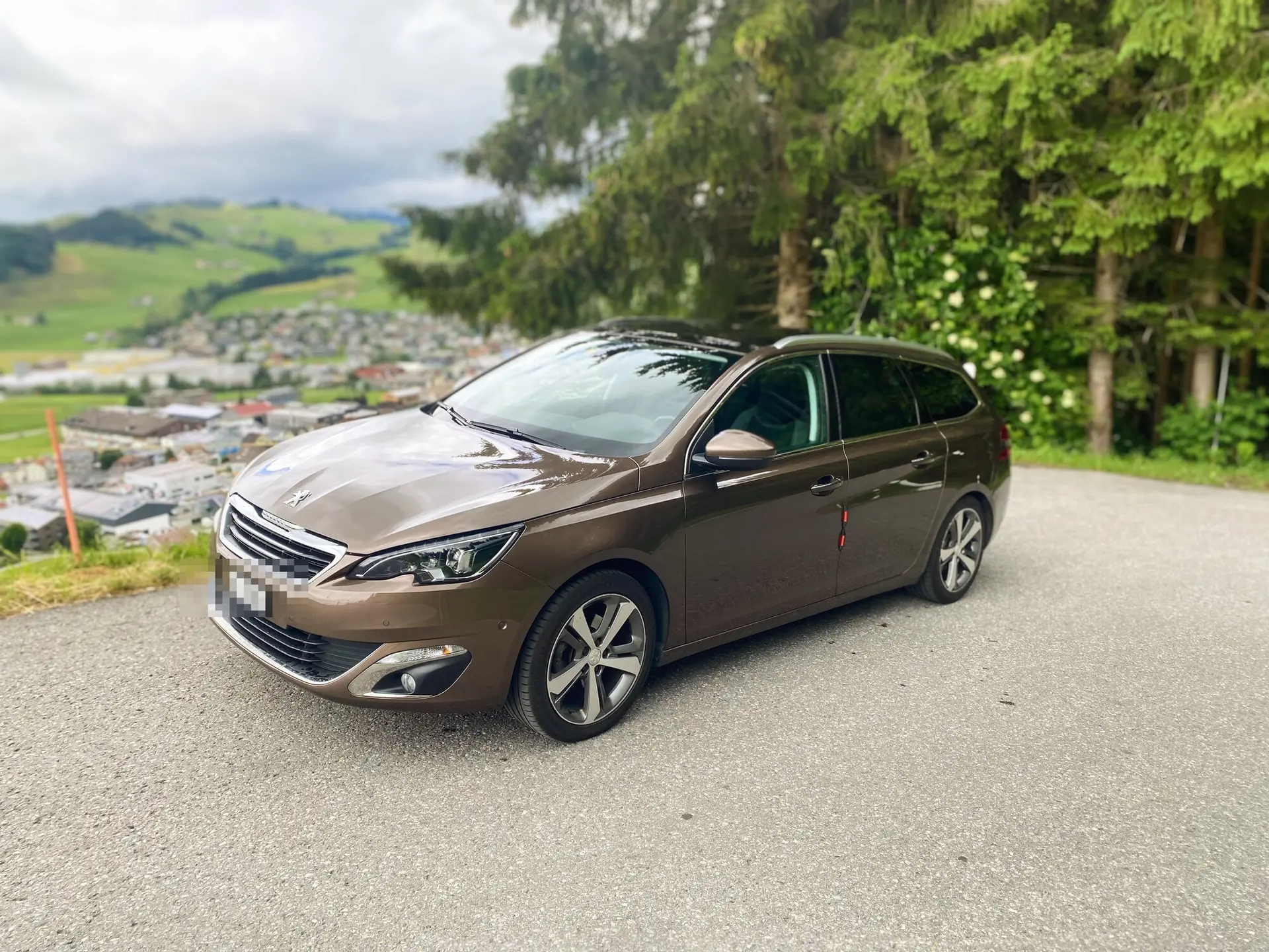 Peugeot 308 SW 1.2 PureTech 130 Féline — Break spacieux, équipement premium, sans accident — Außenansicht