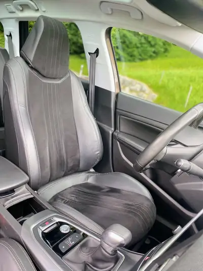 Peugeot 308 SW 1.2 PureTech 130 Féline — Break spacieux, équipement premium, sans accident — Heckansicht