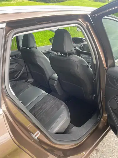 Peugeot 308 SW 1.2 PureTech 130 Féline — Break spacieux, équipement premium, sans accident — Armaturenbrett