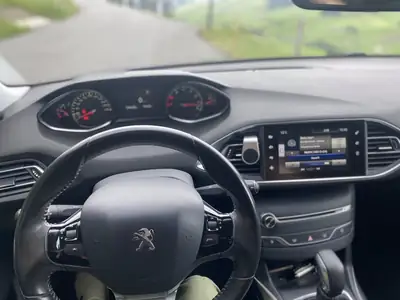 Peugeot 308 SW 1.2 PureTech 130 Féline — Break spacieux, équipement premium, sans accident — Innenraum