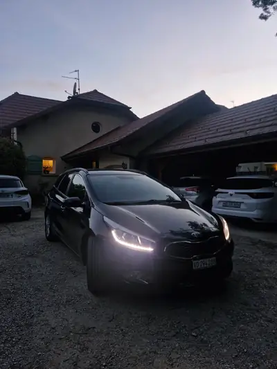 Kia Ceed 1.6 CRDi Trend — Break diesel économe, 120 000 km, sans accident — vista posteriore