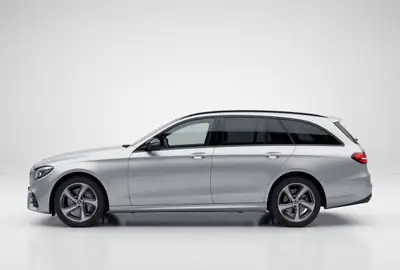 Mercedes-Benz E 220 d Swiss Star AMG Line — Break diesel 4Matic, entretien complet, sans sinistre — side view