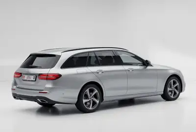 Mercedes-Benz E 220 d Swiss Star AMG Line — Break diesel 4Matic, entretien complet, sans sinistre — dashboard
