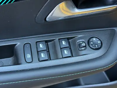 Peugeot 208 1.2 PureTech Allure EAT8 — Citadine dynamique, boîte auto et équipements premium — Thumbnail 21