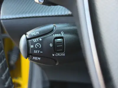 Peugeot 208 1.2 PureTech Allure EAT8 — Citadine dynamique, boîte auto et équipements premium — Thumbnail 22