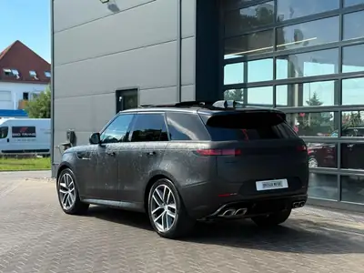 Land Rover Range Rover Sport 4.4 V8 First Edition — Performance brute et luxe britannique — vista posteriore