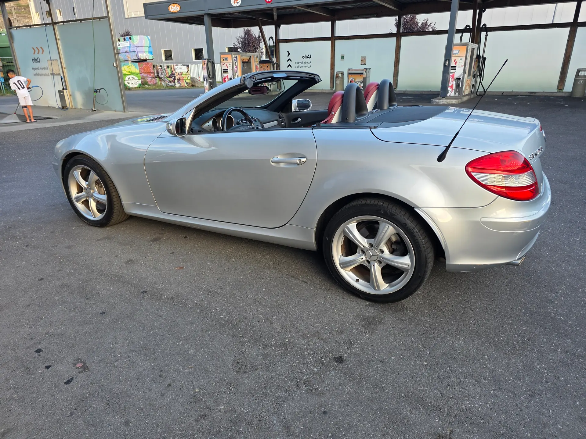 Mercedes-Benz SLK 350 V6 — Cabriolet sportif, 272 ch et intérieur rouge signature — vista esterna