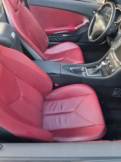 Mercedes-Benz SLK 350 V6 — Cabriolet sportif, 272 ch et intérieur rouge signature — cruscotto