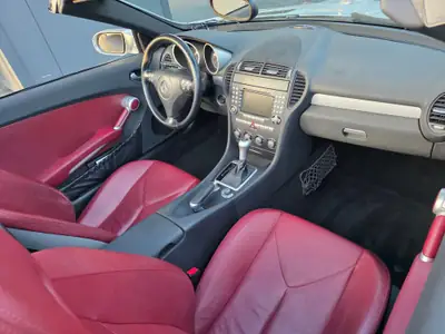 Mercedes-Benz SLK 350 V6 — Cabriolet sportif, 272 ch et intérieur rouge signature — interni
