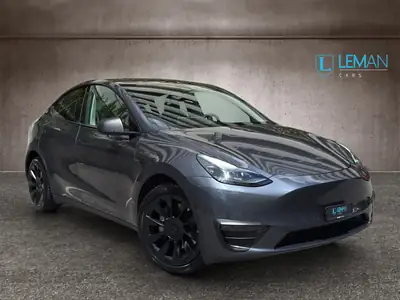 Tesla Model Y Long Range — SUV électrique performant, 73'000 km, affaire exceptionnelle — rear view
