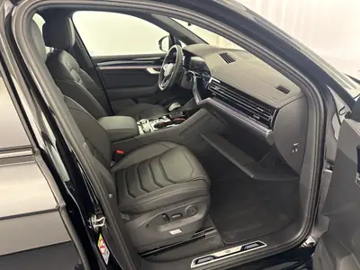VW Touareg 3.0 TDI R-Line 2025 — SUV premium diesel, faible kilométrage, équipement complet — Thumbnail 9