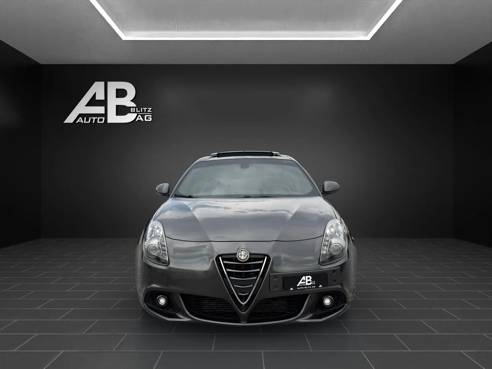 Alfa Romeo Giulietta QV-Line 170 PS — Compacte sportive italienne, état impeccable