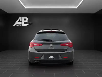 Alfa Romeo Giulietta QV-Line 170 PS — Compacte sportive italienne, état impeccable — interior