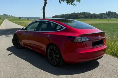 Tesla Model 3 Performance D — Berline électrique haute performance, 76 000 km — side view