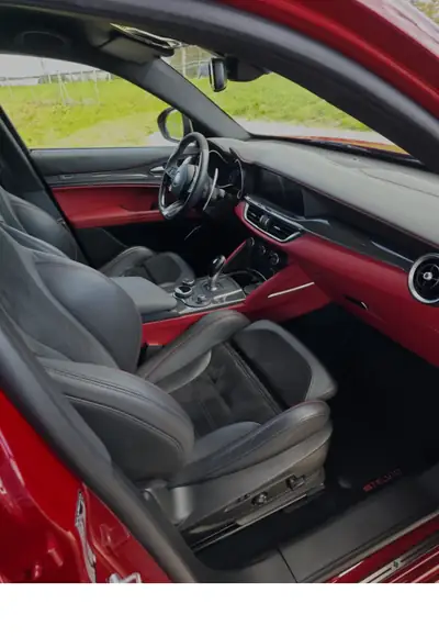 Alfa Romeo Stelvio 2.9 V6 Biturbo Quadrifoglio — Performance italienne, 53'000 km seulement — intérieur