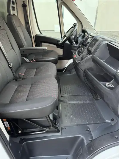 Peugeot Boxer 2015 — Utilitaire fiable, 72 000 km, diesel économique — Innenraum