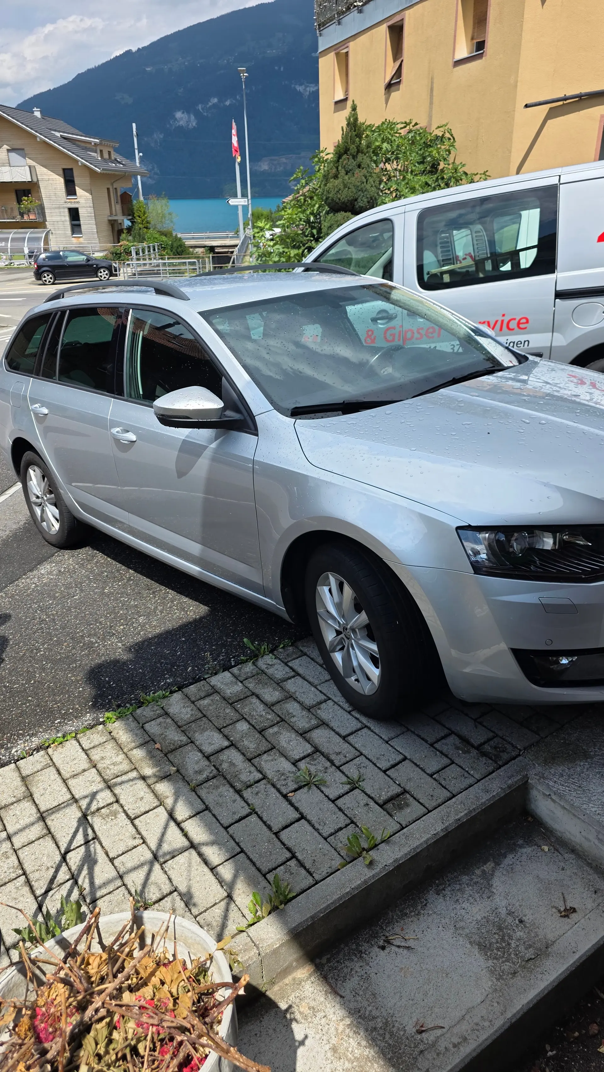 Skoda Octavia 2.0 TDI 150 — Break diesel robuste, 103 000 km, sièges gris élégants — Außenansicht