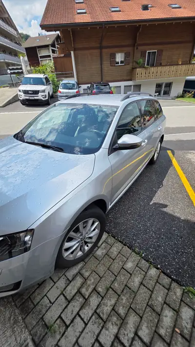Skoda Octavia 2.0 TDI 150 — Break diesel robuste, 103 000 km, sièges gris élégants — Heckansicht