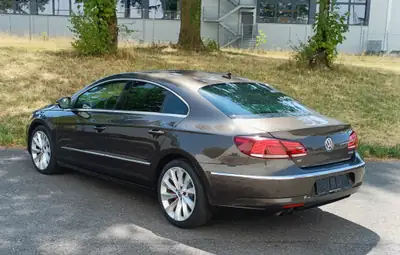 VW CC 2.0 TDI 140 — Berline élégante, diesel économe, sans accident — vista posteriore