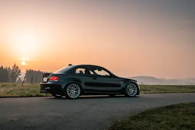 BMW M1 M Coupé 2011 — 340 ch purs, boîte manuelle, design iconique — arrière